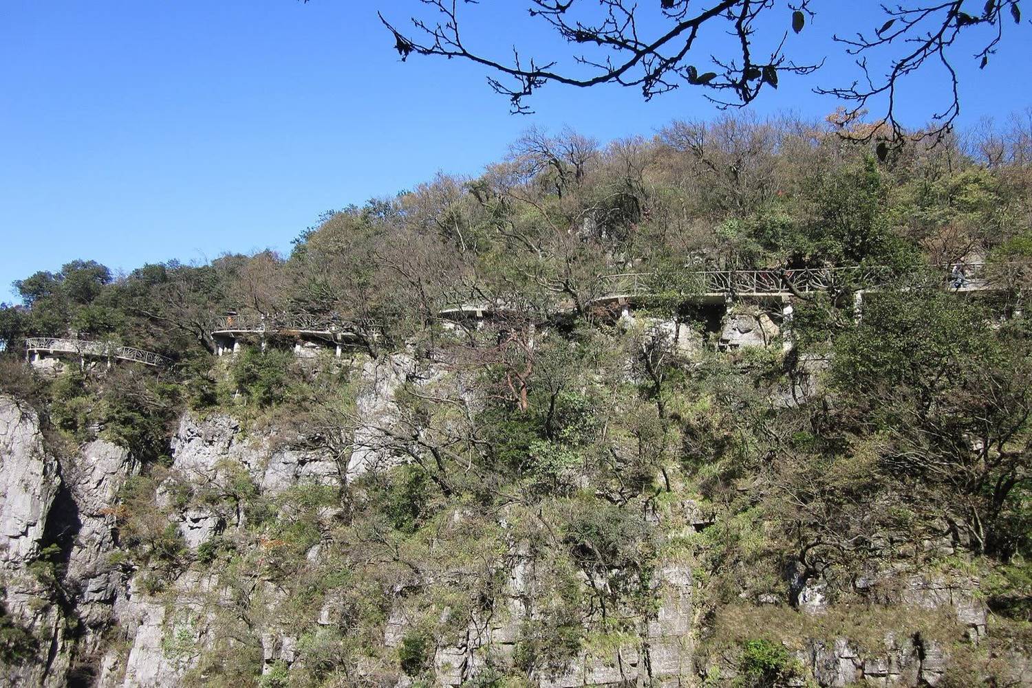 Coiling Dragon Cliff glass walkway
